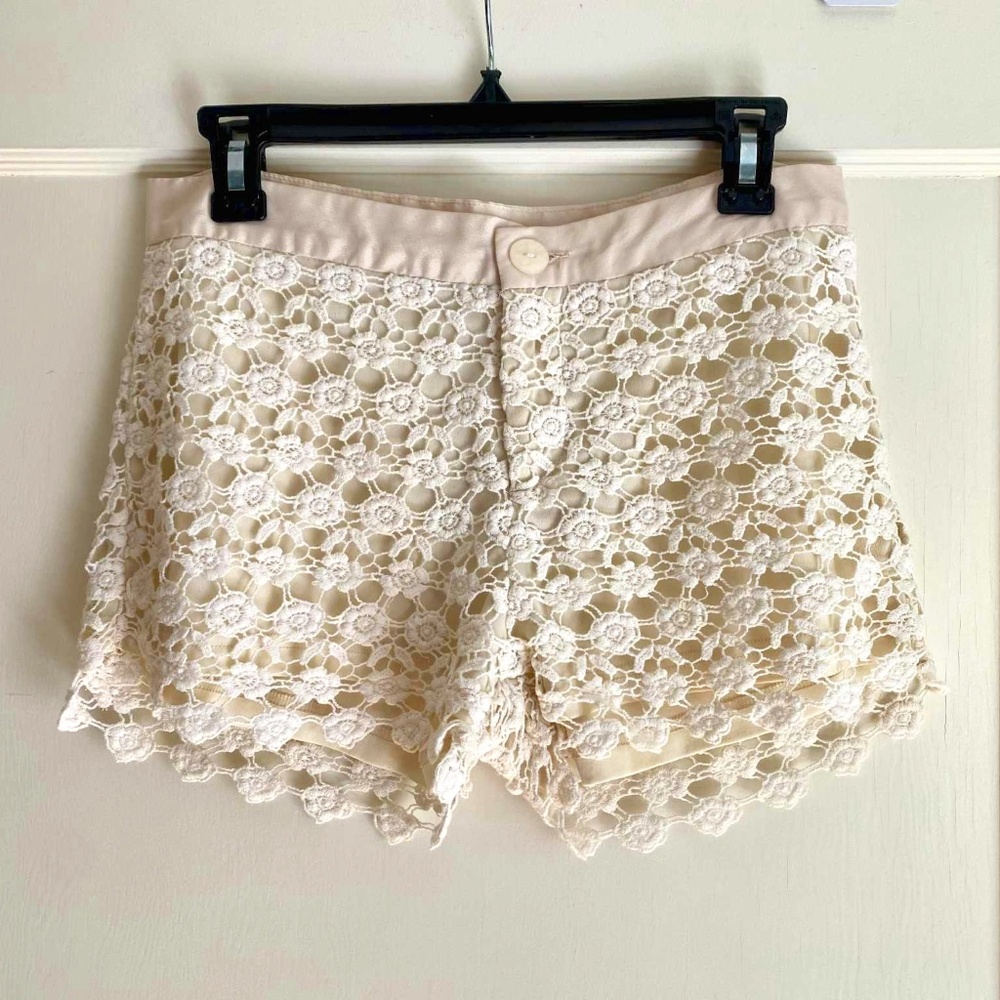 Women's floral pattern cream lace shorts - Size 25/26